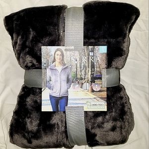 Serra Womens Jacket Large Plush Full Zip BLACK Winter sweater NWT ALDI